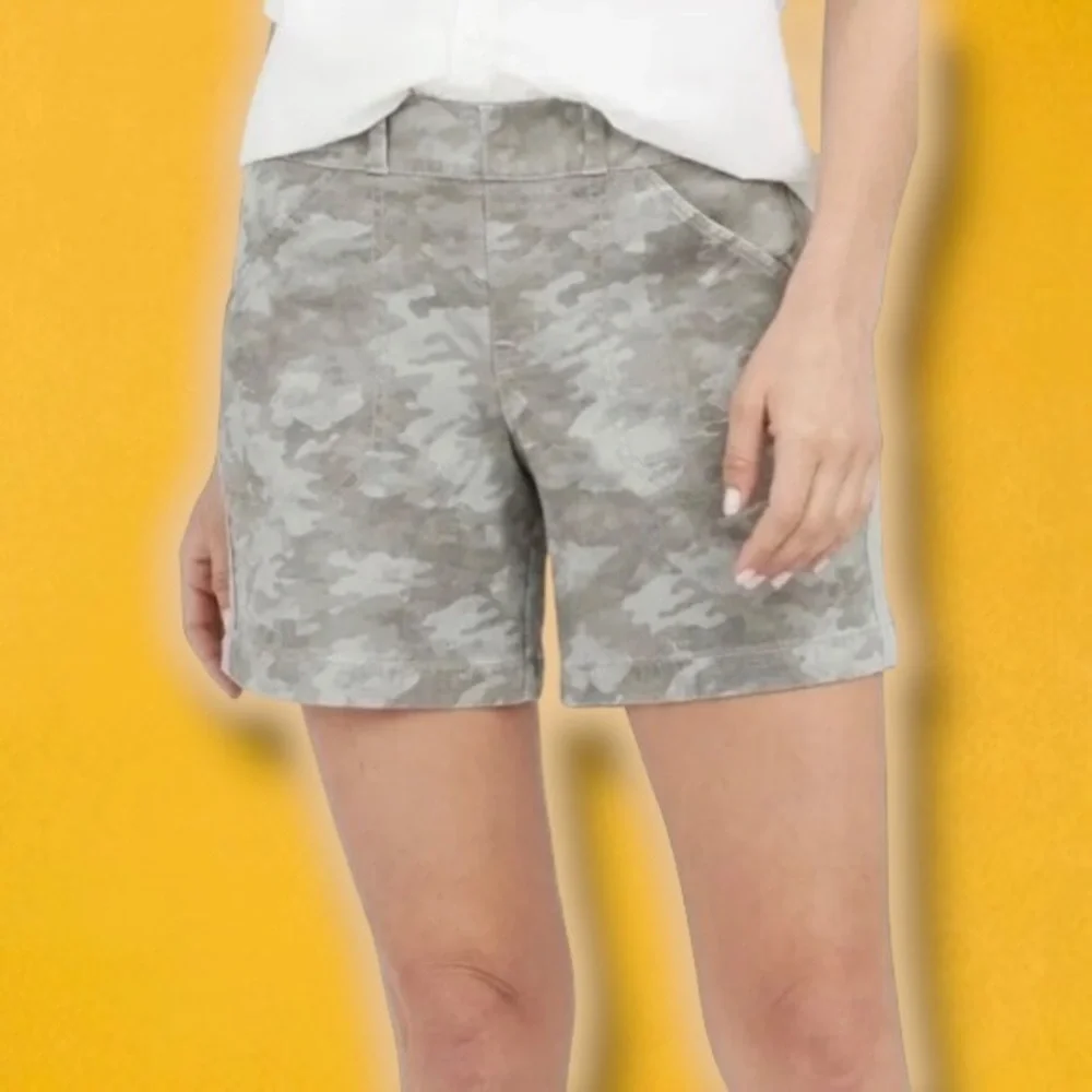 Spanx ‘Stretch Twill Pull-On Shorts’ in “Stone Wash Camo” Size Medium